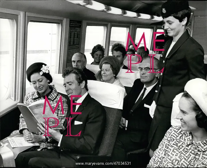 : Princess Margaret and Lord Snowdon on hovercraft : Princess Margaret and Lord Snowdon on hovercraft