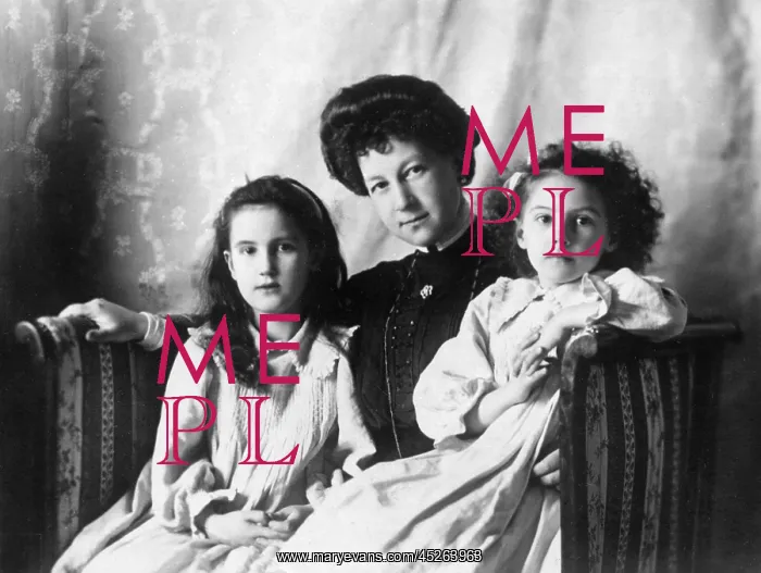 : Princess Maria Georgievna and her two daughters : Princess Maria Georgievna and her two daughters