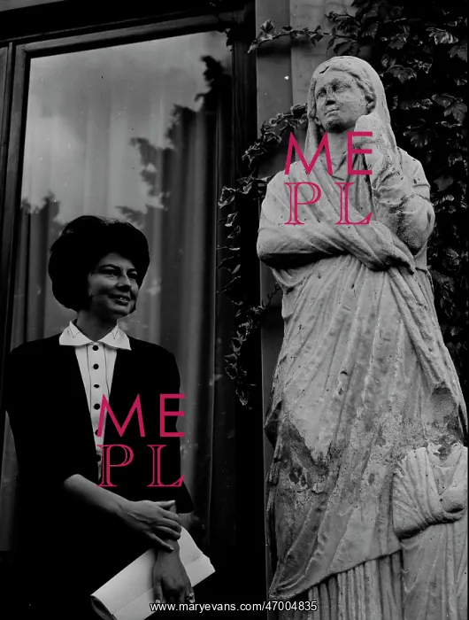 : Princess Soraya of Iran and statue : Princess Soraya of Iran and statue