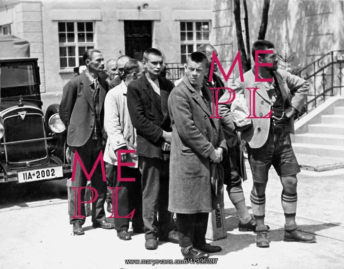  : Prisoners arrive in Dachau, 1933
