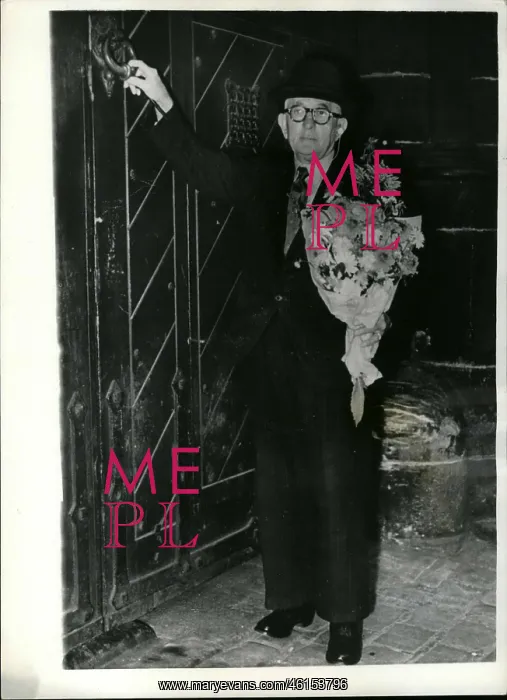 : Prisons. Aug. 08, 1953 - Mr. Merrified takes a bouquet to his wife at strangeways jail : Prisons. Aug. 08, 1953 - Mr. Merrified takes a bouquet to his wife at strangeways jail