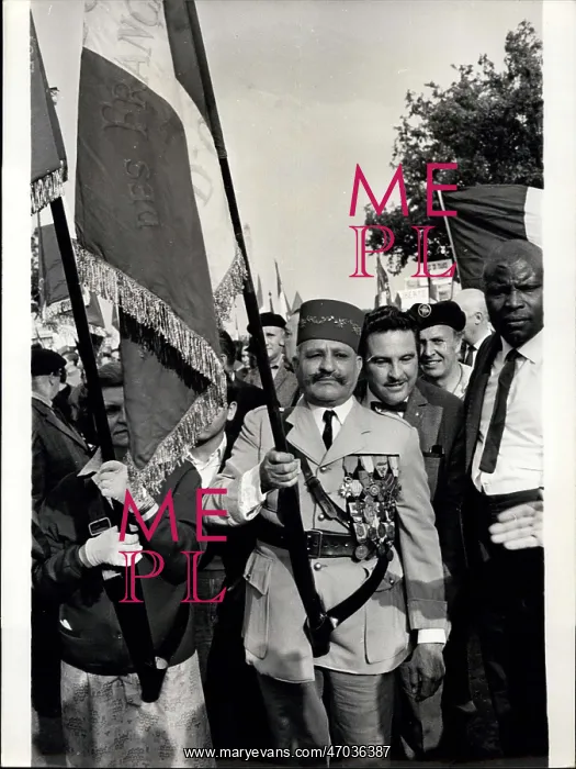 : Pro-Gaullist demonstration, colonial military, Paris : Pro-Gaullist demonstration, colonial military, Paris