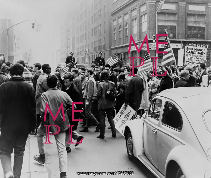 : Pro-Vietnam War demonstrators. Counter-demonstrators, ? : Pro-Vietnam War demonstrators. Counter-demonstrators, ?