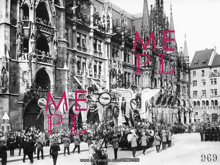 : Procession on the Marienplatz in Munich, 1925 : Procession on the Marienplatz in Munich, 1925