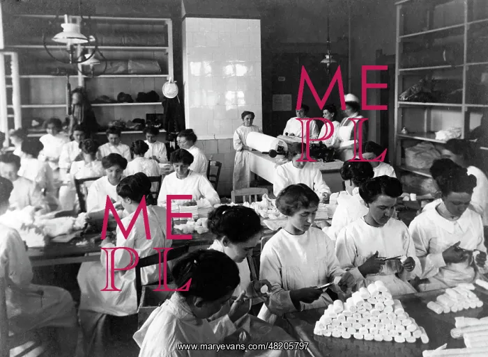 : Production of bandage dressing, 1914 : Production of bandage dressing, 1914