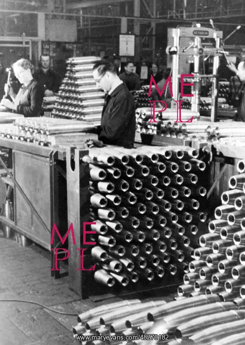 : Production of grenades, 1942 : Production of grenades, 1942