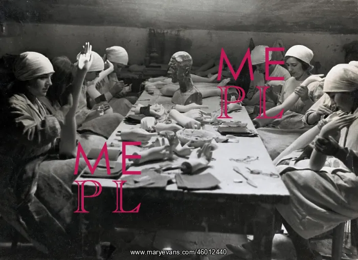 : Production of hands for dolls : Production of hands for dolls
