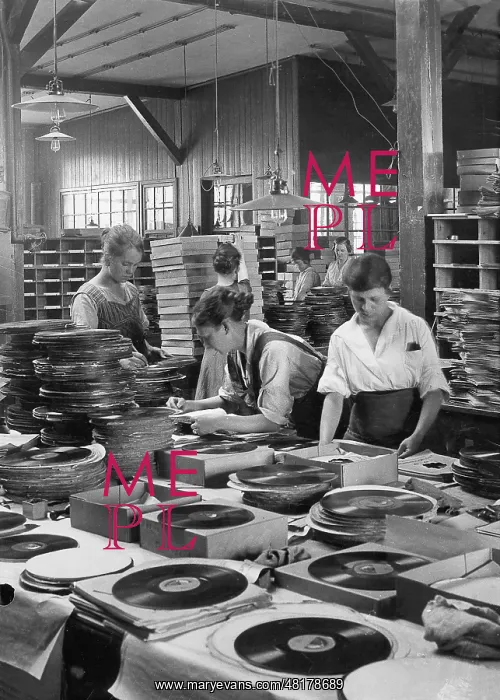 : Production of phonograph records, 1928 : Production of phonograph records, 1928
