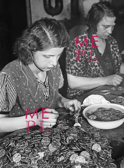 : Production of plaques in Berlin, 1934 : Production of plaques in Berlin, 1934
