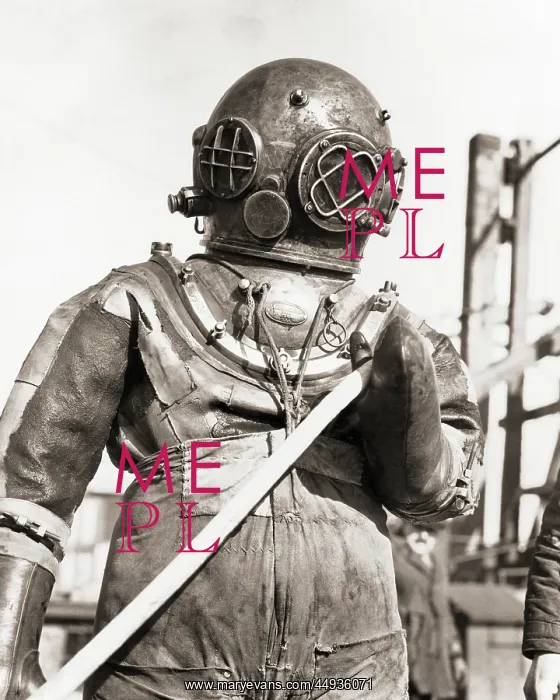: Professional Underwater Deep Sea Diver in Diving : Professional Underwater Deep Sea Diver in Diving