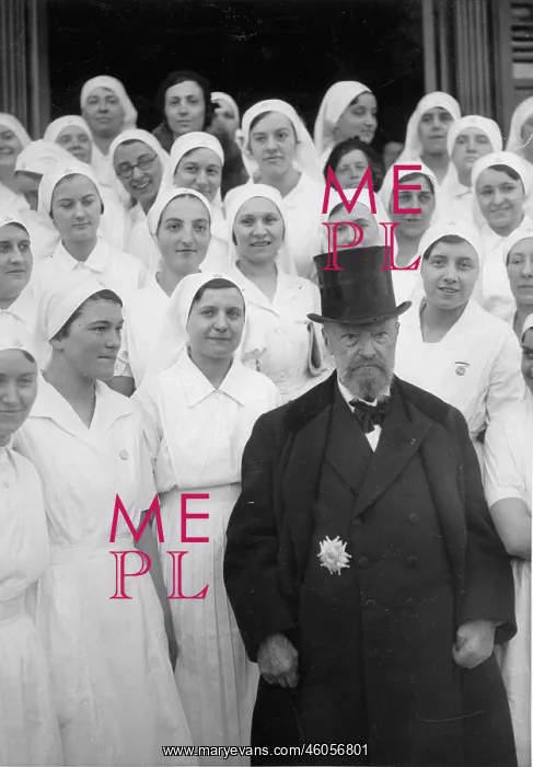 : Professor Adolphe Pinard in the middle of sisters : Professor Adolphe Pinard in the middle of sisters