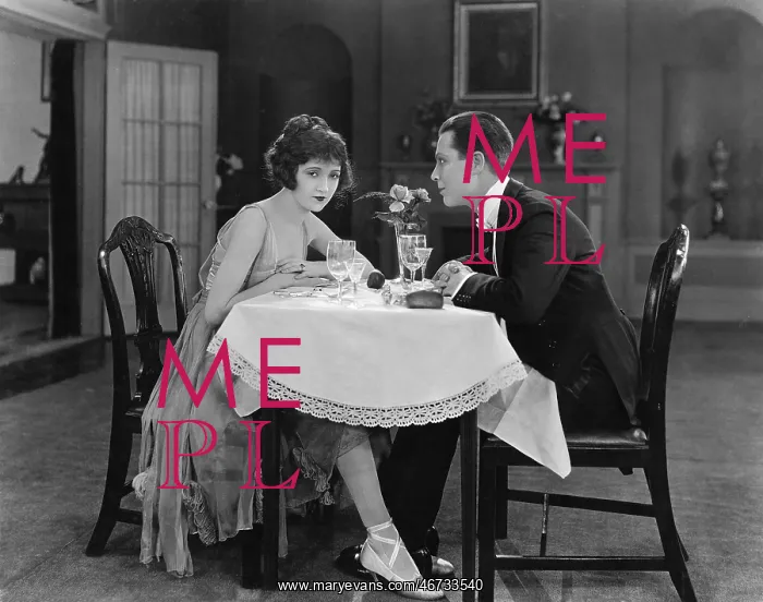 : Profile of a couple sitting at a table : Profile of a couple sitting at a table
