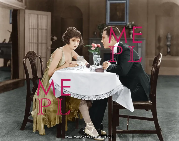 : Profile of a couple sitting at a table : Profile of a couple sitting at a table