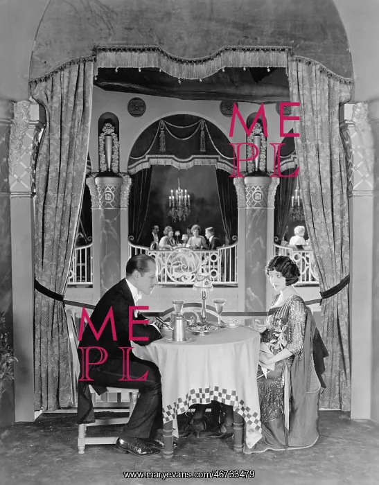 : Profile of a couple sitting at a table in a restaurant : Profile of a couple sitting at a table in a restaurant
