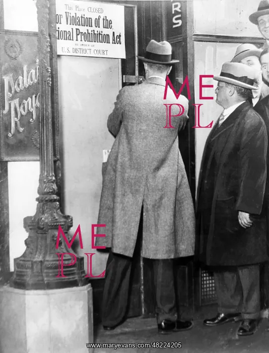: Prohibition: Sign in front of the Palais Royal in the US : Prohibition: Sign in front of the Palais Royal in the US