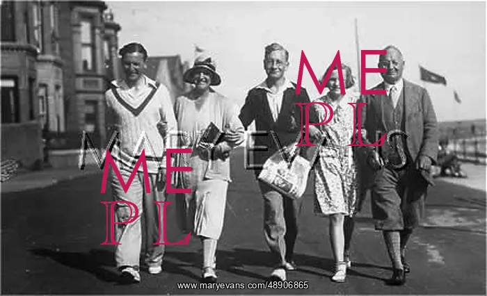: PROMENADING 1920S : PROMENADING 1920S