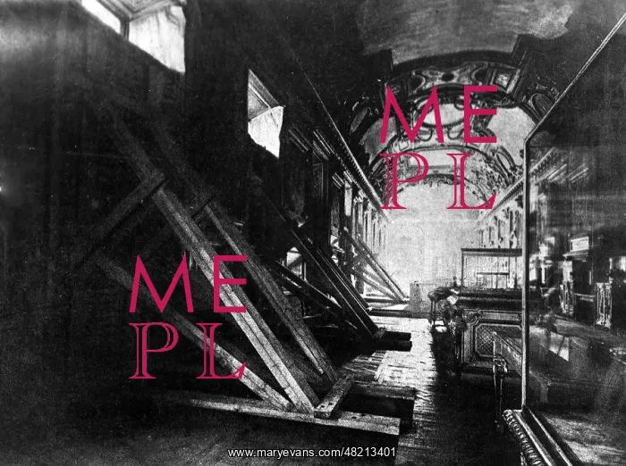: Protection structures at the Louvre, 1918 : Protection structures at the Louvre, 1918