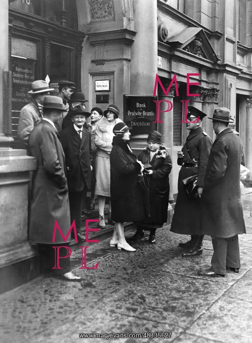 : Protest before the bank for German officials, 1929 : Protest before the bank for German officials, 1929