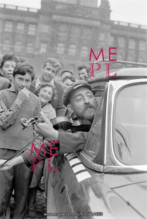 : Protest - fiddler - violine player - Wenceslas : Protest - fiddler - violine player - Wenceslas