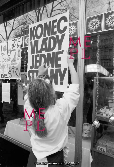 : Protest - poster - shop window - slogan - message : Protest - poster - shop window - slogan - message