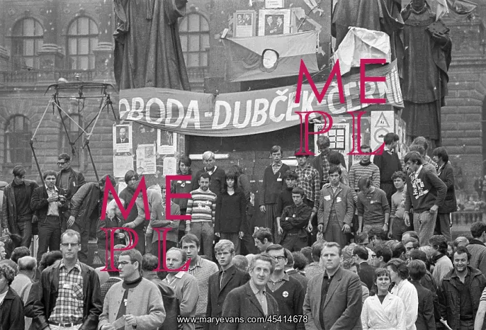 : Protest - protesters - St. Wenceslas monument - banner : Protest - protesters - St. Wenceslas monument - banner