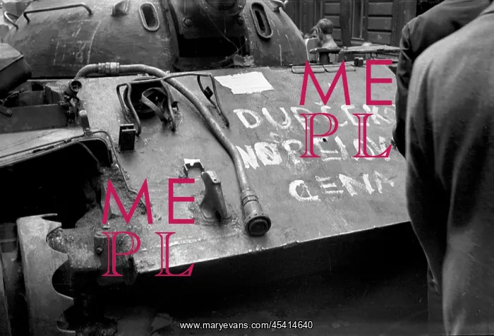 : Protest - tank - message - Dubcek : Protest - tank - message - Dubcek