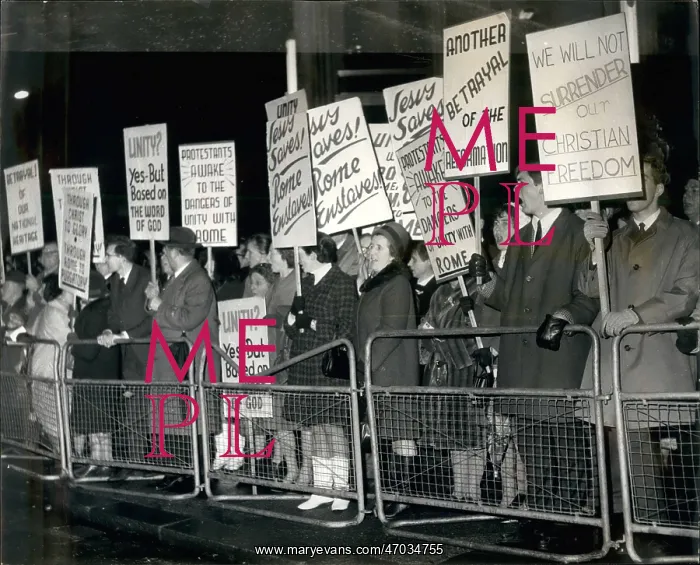 : Protestant demonstrators outside St Paul's Cathedral, London : Protestant demonstrators outside St Paul's Cathedral, London