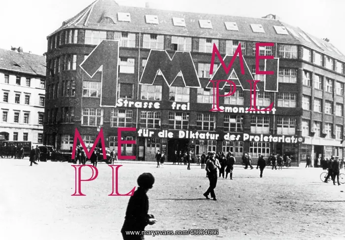 : Protesters of the KPD before the Karl-Liebknechthaus, 1929 : Protesters of the KPD before the Karl-Liebknechthaus, 1929