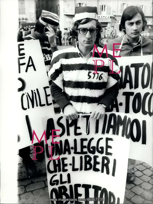 : Protesters in Rome in prison uniform, en route to Senate : Protesters in Rome in prison uniform, en route to Senate