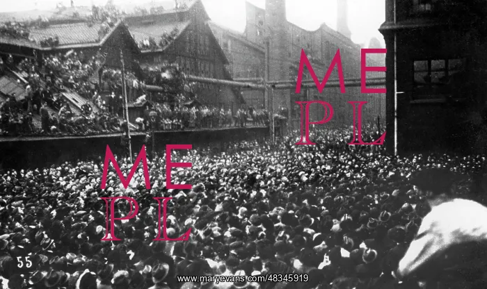 : Protesting Krupp workers in front of the Autohalle : Protesting Krupp workers in front of the Autohalle