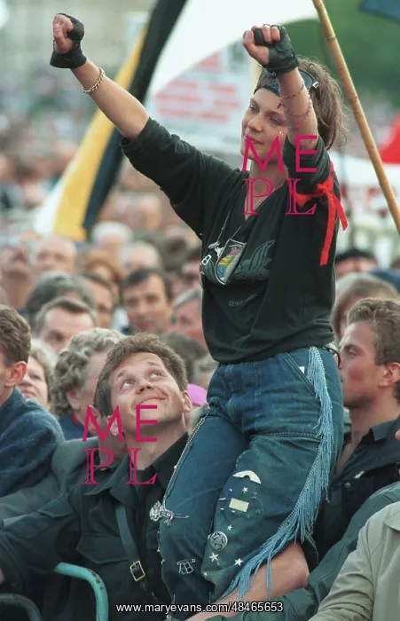 : Protestors stand in support of Supreme Soviet : Protestors stand in support of Supreme Soviet