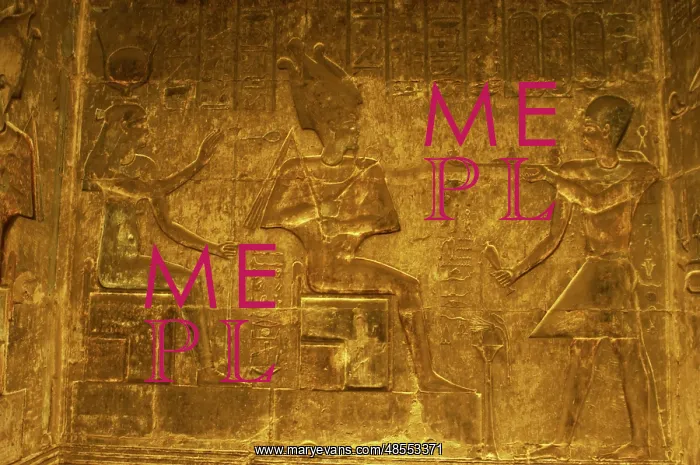 : Ptolemaic temple of Hathor and Maat. Pharaoh making an offer : Ptolemaic temple of Hathor and Maat. Pharaoh making an offer