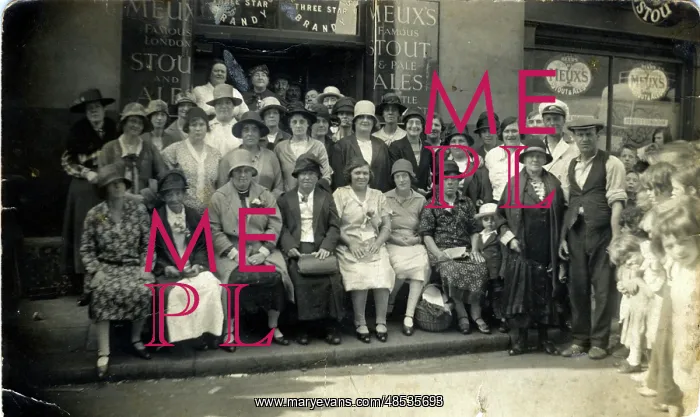 : Pub-goers Outing, Thought to be Woolwich, London : Pub-goers Outing, Thought to be Woolwich, London