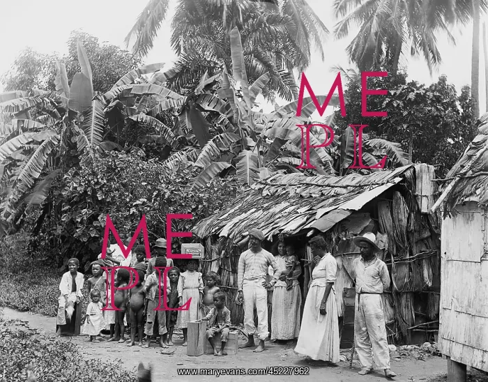 : Puerto Ricans in front of a primitive dwelling ? : Puerto Ricans in front of a primitive dwelling ?