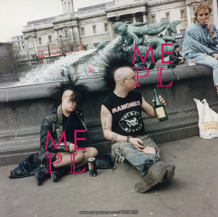 : Punks drinking in Trafalgar Square, London : Punks drinking in Trafalgar Square, London