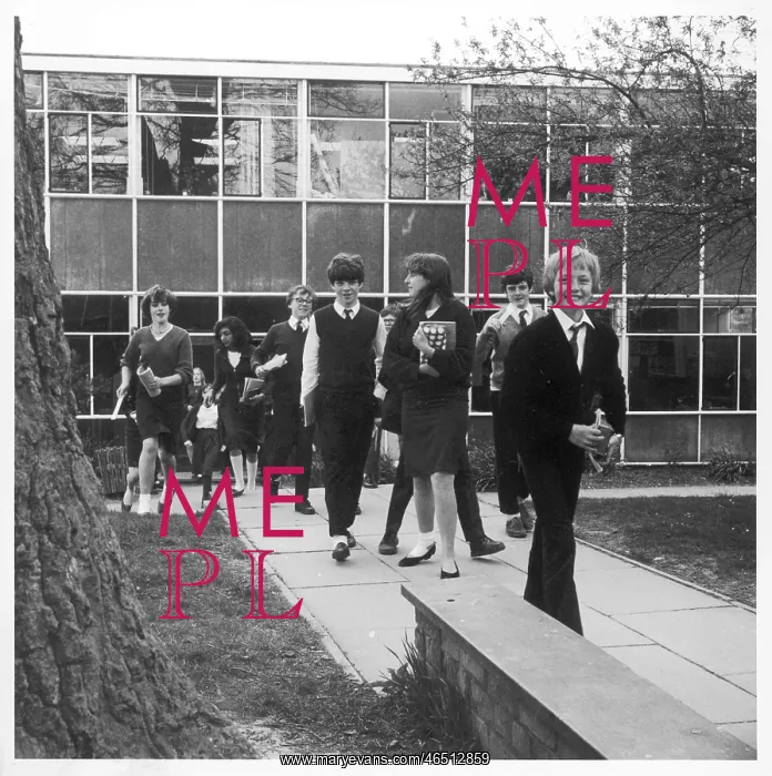 : Pupils coming out of Holmshill Middle School : Pupils coming out of Holmshill Middle School
