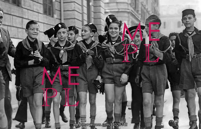 : Pupils in front of their grammar school : Pupils in front of their grammar school