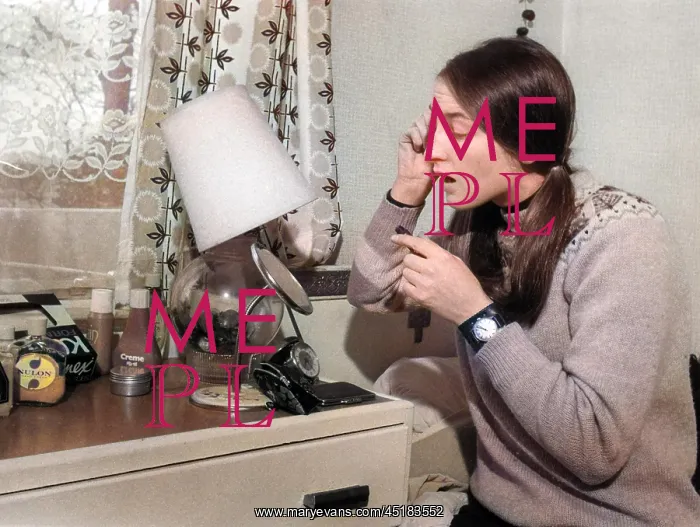 : PUTTING ON MAKE-UP : PUTTING ON MAKE-UP