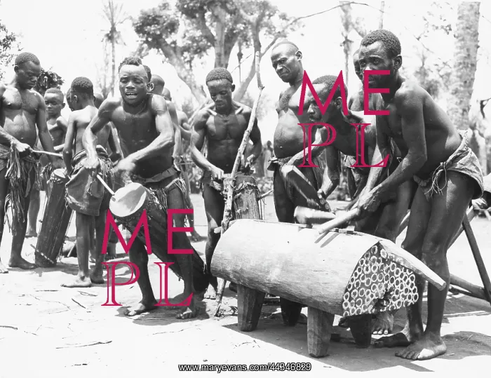 : Pygmes of the Balele tribe. 3 Cylindrical drums and : Pygmes of the Balele tribe. 3 Cylindrical drums and