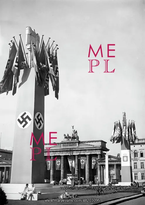 : Pylons in front of Brandenburg Gate for the visit of the Ita : Pylons in front of Brandenburg Gate for the visit of the Ita