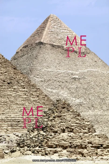  : Pyramid of Khafre in Cairo, Egypt