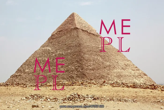  : Pyramid of Khafre in Cairo, Egypt
