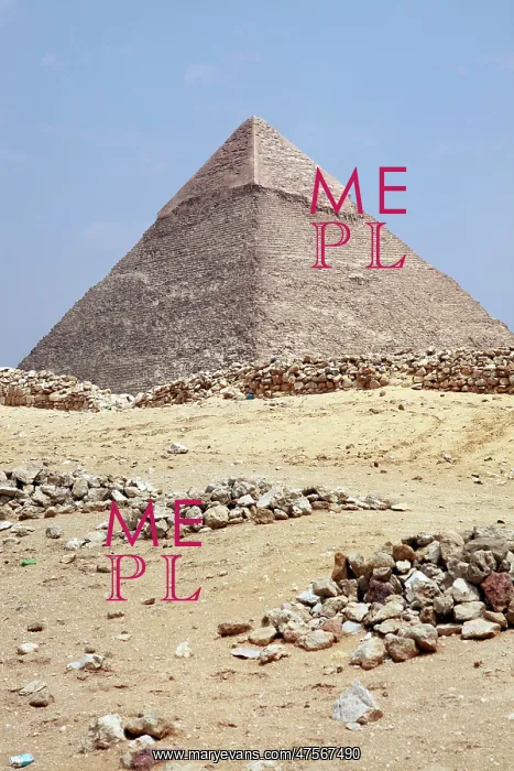  : Pyramid of Khafre in Cairo, Egypt