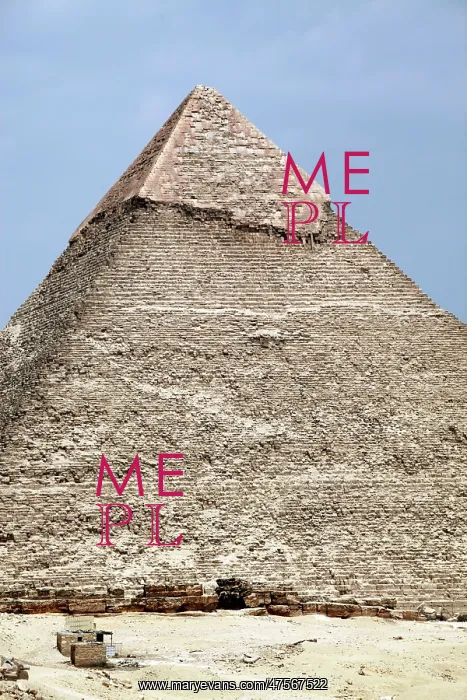  : Pyramid of Khafre in Cairo, Egypt