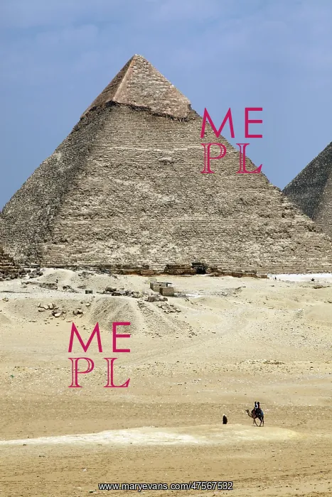  : Pyramid of Khafre in Cairo, Egypt