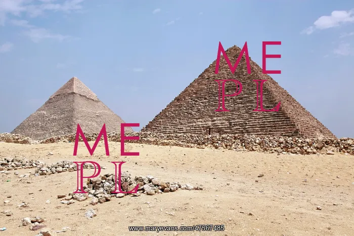 : Pyramid of Khafre and Menkaure in Cairo, Egypt : Pyramid of Khafre and Menkaure in Cairo, Egypt