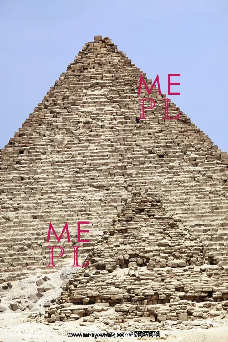  : Pyramid of Menkaure in Cairo, Egypt