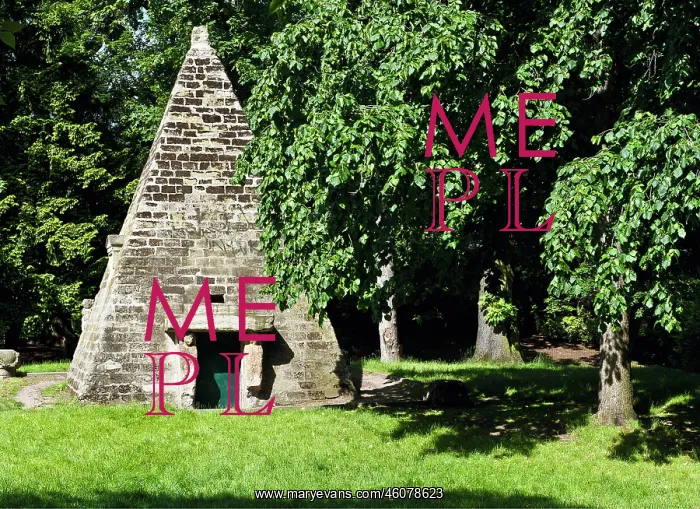 : Pyramid in Parc Monceau 2000 : Pyramid in Parc Monceau 2000