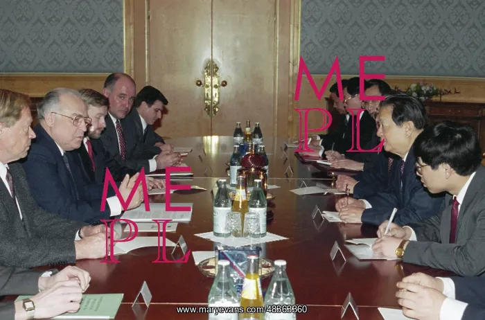 : Qian Qichen visits Russia : Qian Qichen visits Russia