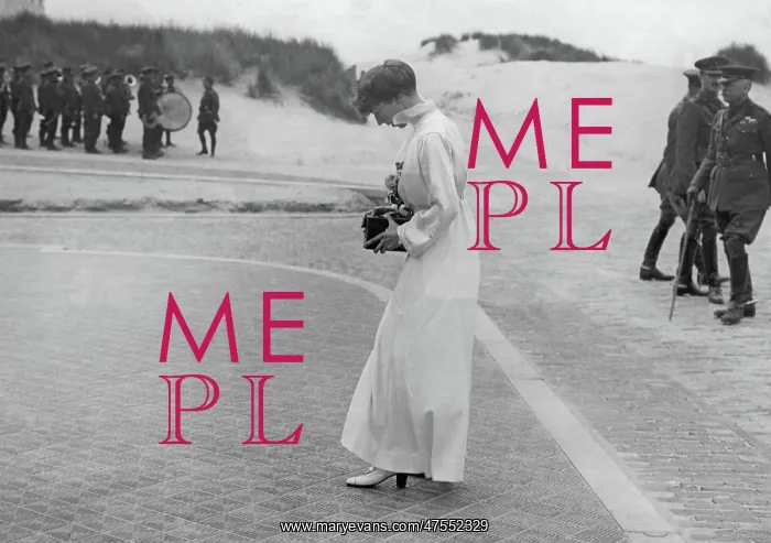 : Queen of Belgium photographing presentation, WW1 : Queen of Belgium photographing presentation, WW1